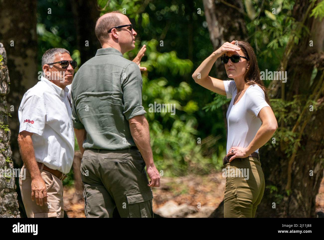 Il Duca e la Duchessa di Cambridge, con l'esperto archeologico Allan Moore, a Caracol, un antico sito archeologico maya profondo nella giungla nella Foresta di Chiquibul in Belize, durante il loro tour dei Caraibi per conto della Regina per celebrare il suo Giubileo del platino. Data foto: Lunedì 21 marzo 2022. Foto Stock
