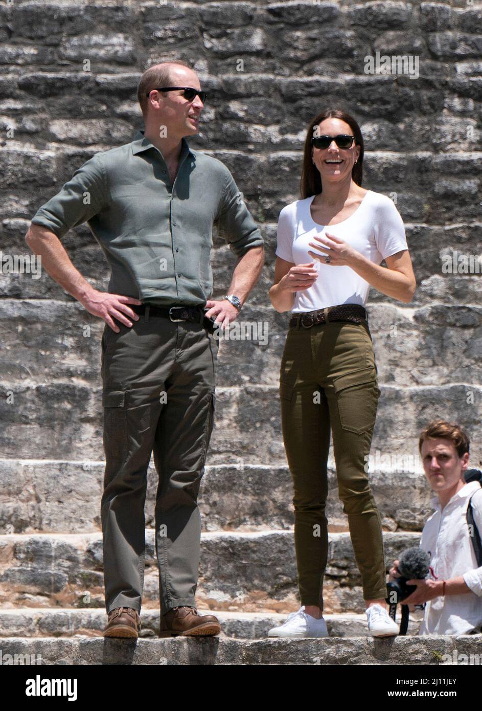 Il Duca e la Duchessa di Cambridge guardano fuori dal Caana a Caracol, un antico sito archeologico maya profondo nella giungla nella Foresta di Chiquibul in Belize, durante il loro tour dei Caraibi per conto della Regina per celebrare il suo Giubileo del platino. Data foto: Lunedì 21 marzo 2022. Foto Stock