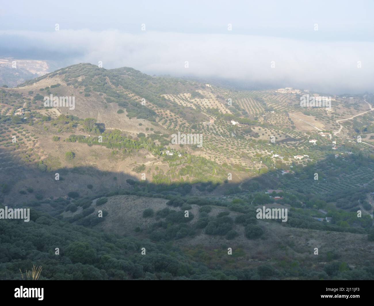 Vista montagna di Jabalcuz con cielo nuvoloso. Spagna. Foto Stock