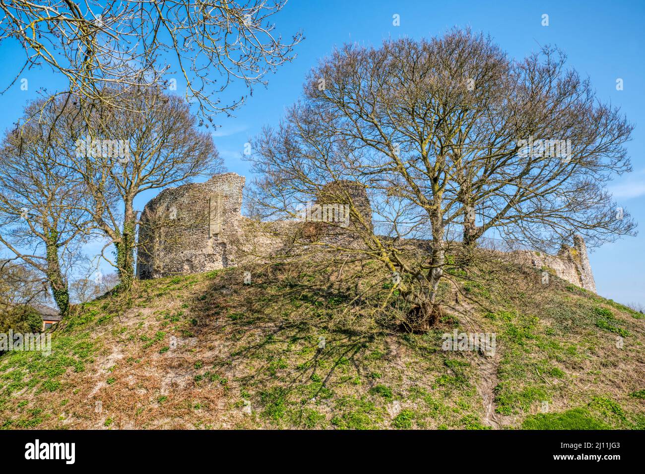 Il tumulo che protegge il Bailey interno del Castello Acre Castello, Norfolk. Foto Stock