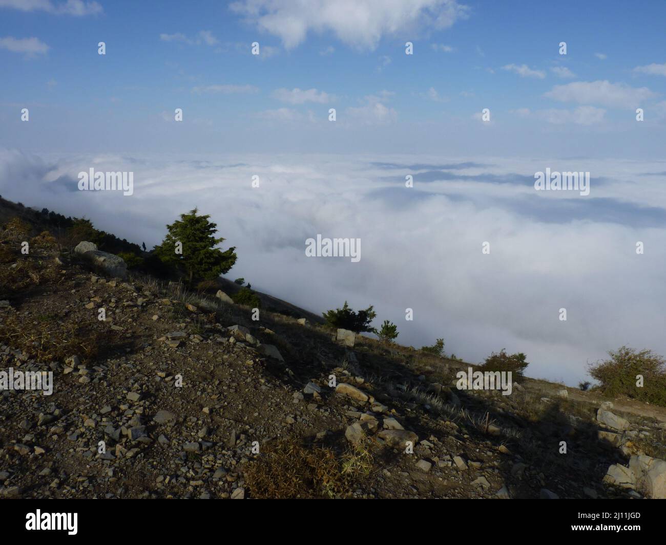 Vista montagna di Jabalcuz con cielo nuvoloso. Spagna. Foto Stock