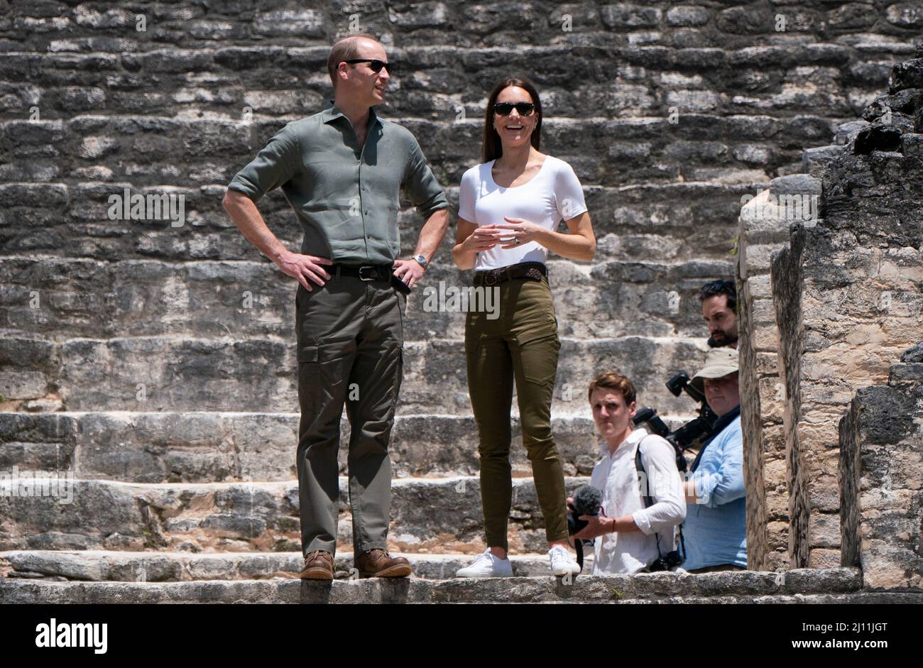 Il Duca e la Duchessa di Cambridge guardano fuori dal Caana a Caracol, un antico sito archeologico maya profondo nella giungla nella Foresta di Chiquibul in Belize, durante il loro tour dei Caraibi per conto della Regina per celebrare il suo Giubileo del platino. Data foto: Lunedì 21 marzo 2022. Foto Stock