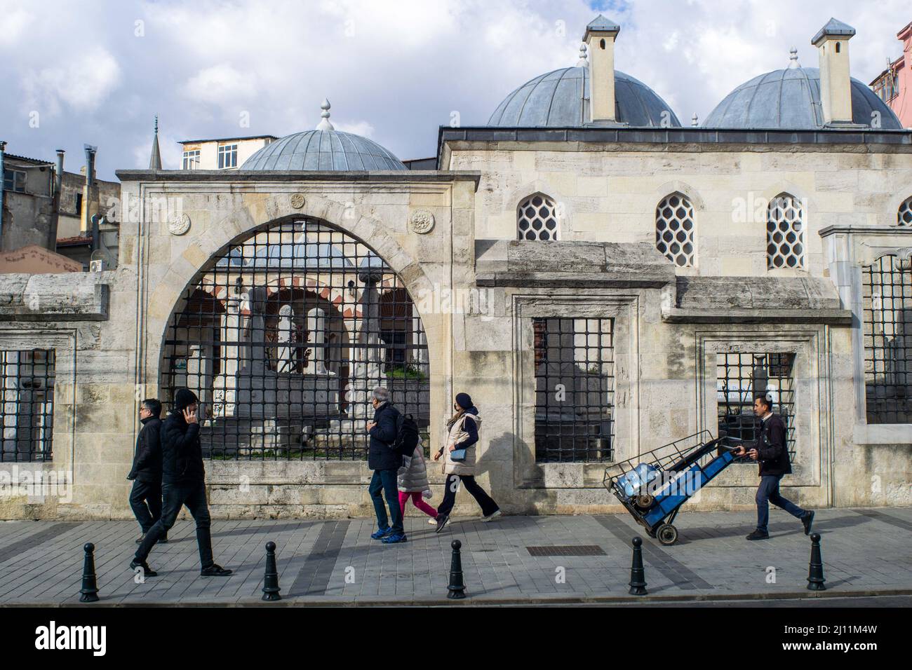 21 marzo 2022: Vista enterior del complesso di Sinan Pasha, costituito da una madrasa e tomba su Divanyolu Street a Fatih, Istanbul, Turchia il 23 marzo 2022. Il complesso fu commissionato dal Gran Vizier Grande Sinan Pasha. L'architetto fu Davud Aga, successore e studente dell'architetto Sinan. Secondo l'iscrizione sulla fontana fu completata nel 1594. (Credit Image: © Tolga Ildun/ZUMA Press Wire) Foto Stock