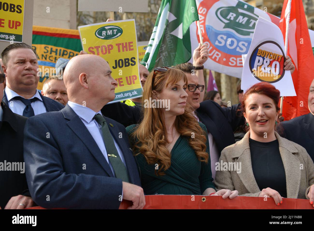 Londra, Regno Unito. 21st Mar 2022. Il vice leader del lavoro, Angela Rayner (m) visto durante il rally. RMT Union protesta in solidarietà ai lavoratori dei traghetti marittimi e contro i tagli dei posti di lavoro di P&O. I manifestanti si sono riuniti fuori dagli uffici di DP World su Palace Street, e hanno marciato nel cortile del Palazzo Vecchio fuori dal Parlamento. Credit: SOPA Images Limited/Alamy Live News Foto Stock