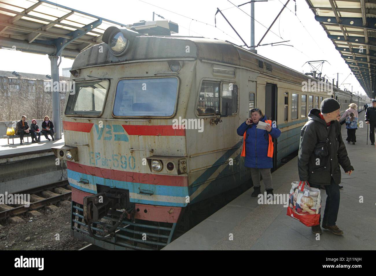 Non esclusiva: Le persone sono viste sulla piattaforma ferroviaria vicino al treno elettrico Darnytsia-Sviatoshyn, Kiev, capitale dell'Ucraina Foto Stock