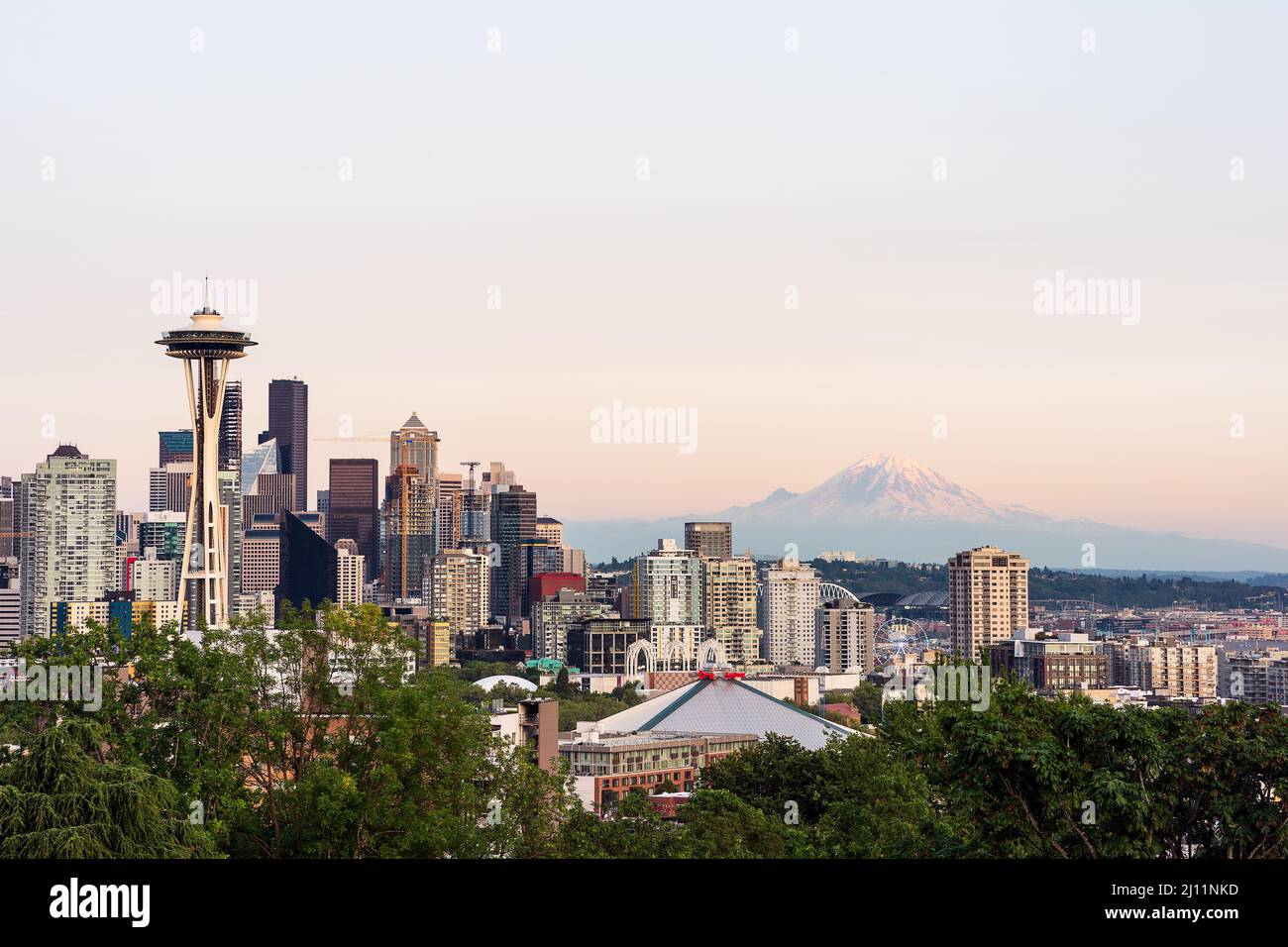 Lo skyline di Seattle con il monte Rainier al crepuscolo Foto Stock