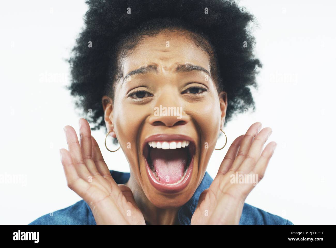 OMG. Studio girato di una giovane donna attraente in cerca di sorpresa e in posa con la bocca aperta su uno sfondo grigio. Foto Stock