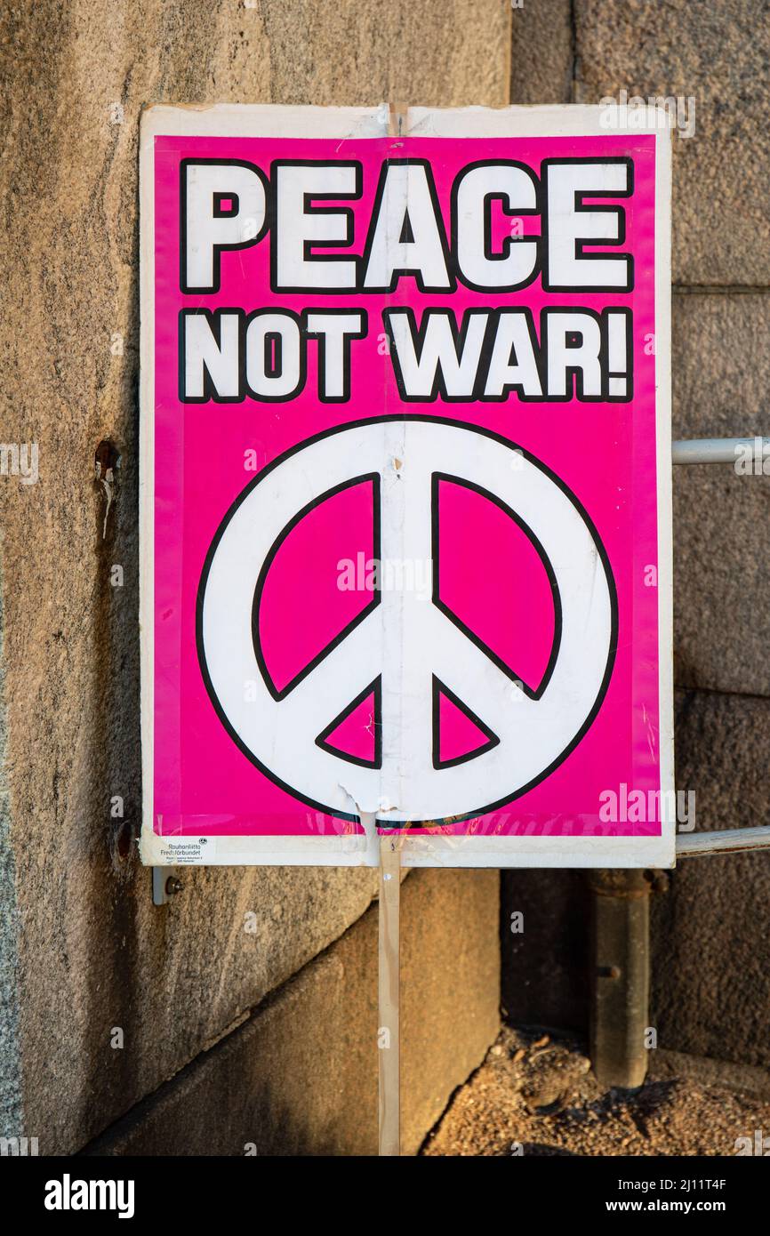 Pace non guerra! Scartato cartello di protesta o segno contro il conflitto armato in Ucraina. Foto Stock