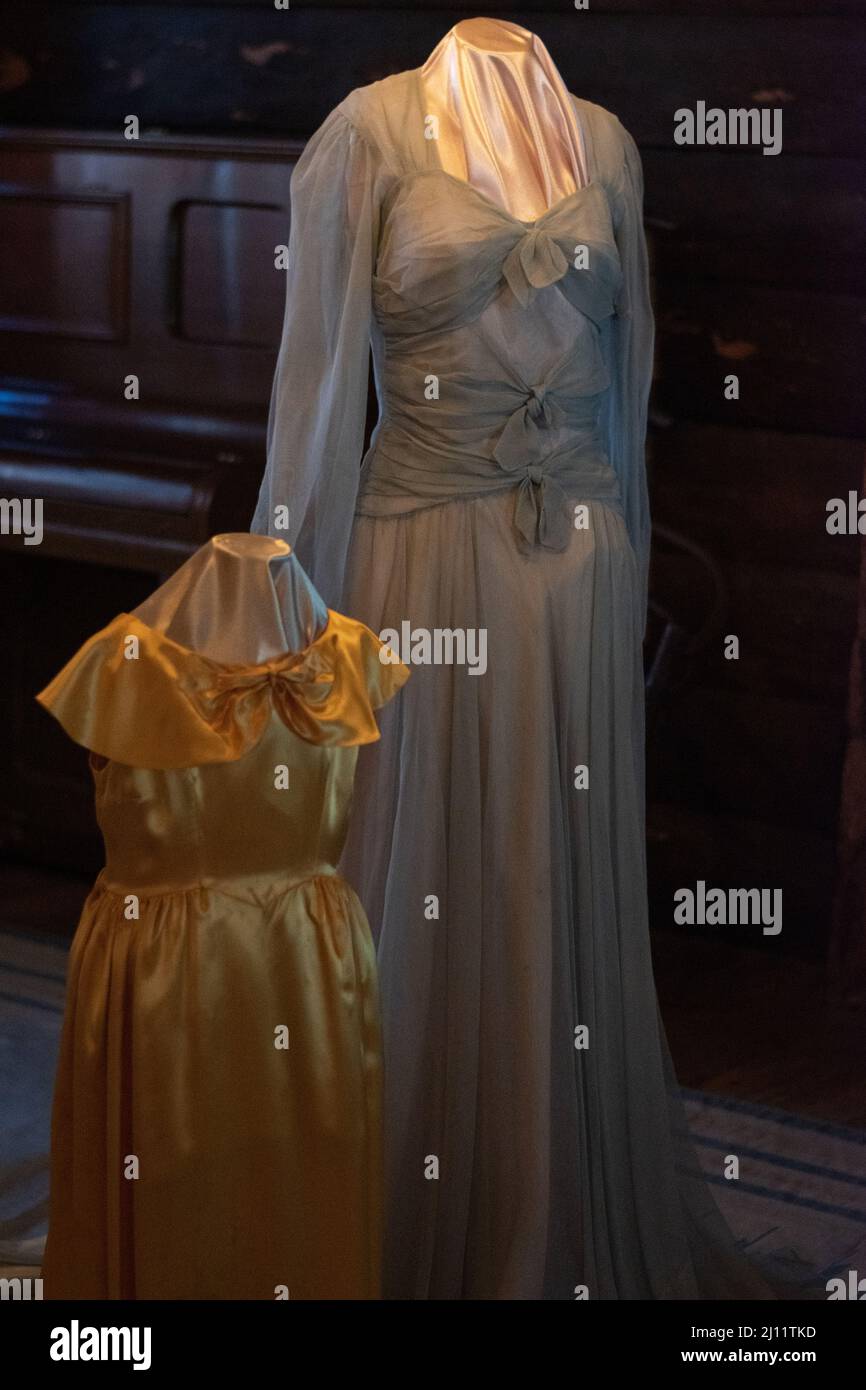 Abito da sposa e abito in abito giallo ragazza fiore in mostra all'interno della Riordan Mansion a Flagstaff, Arizona, U.S.A. Foto Stock
