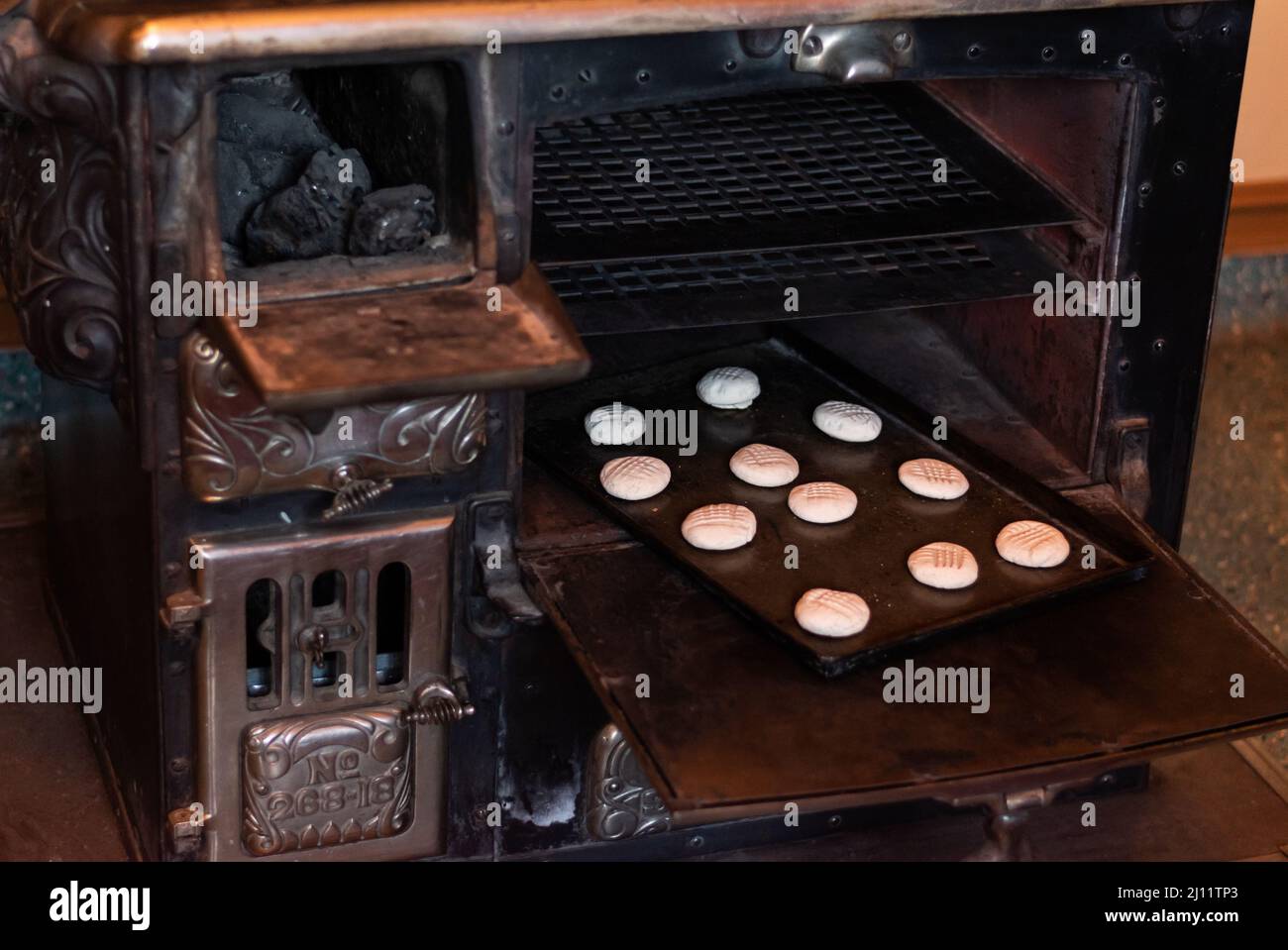 Biscotti su una teglia da forno in una stufa in ghisa al Riordan Mansion di Flagstaff, Arizona, U.S.A. Foto Stock