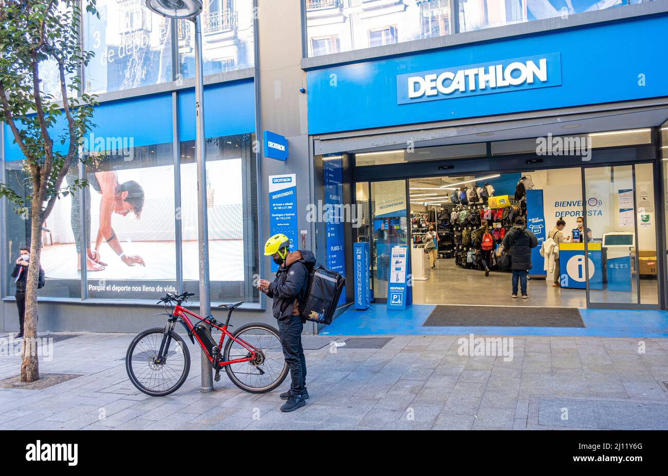 Decathlon negozio di fronte, un uomo in piedi con una bicicletta in bicicletta all'ingresso tp il negozio di sport, Madrid, Spagna Foto Stock Decathlon negozio di fronte, un uomo in piedi con una bicicletta in bicicletta all'ingresso tp il negozio di sport, Madrid, Spagna Foto Stock