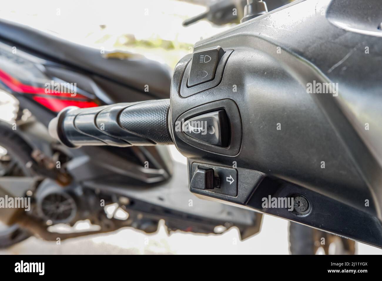 Pulsante clacson, pulsante abbaglianti, pulsante indicatori di direzione bassi sulla motocicletta con maniglia sinistra Foto Stock