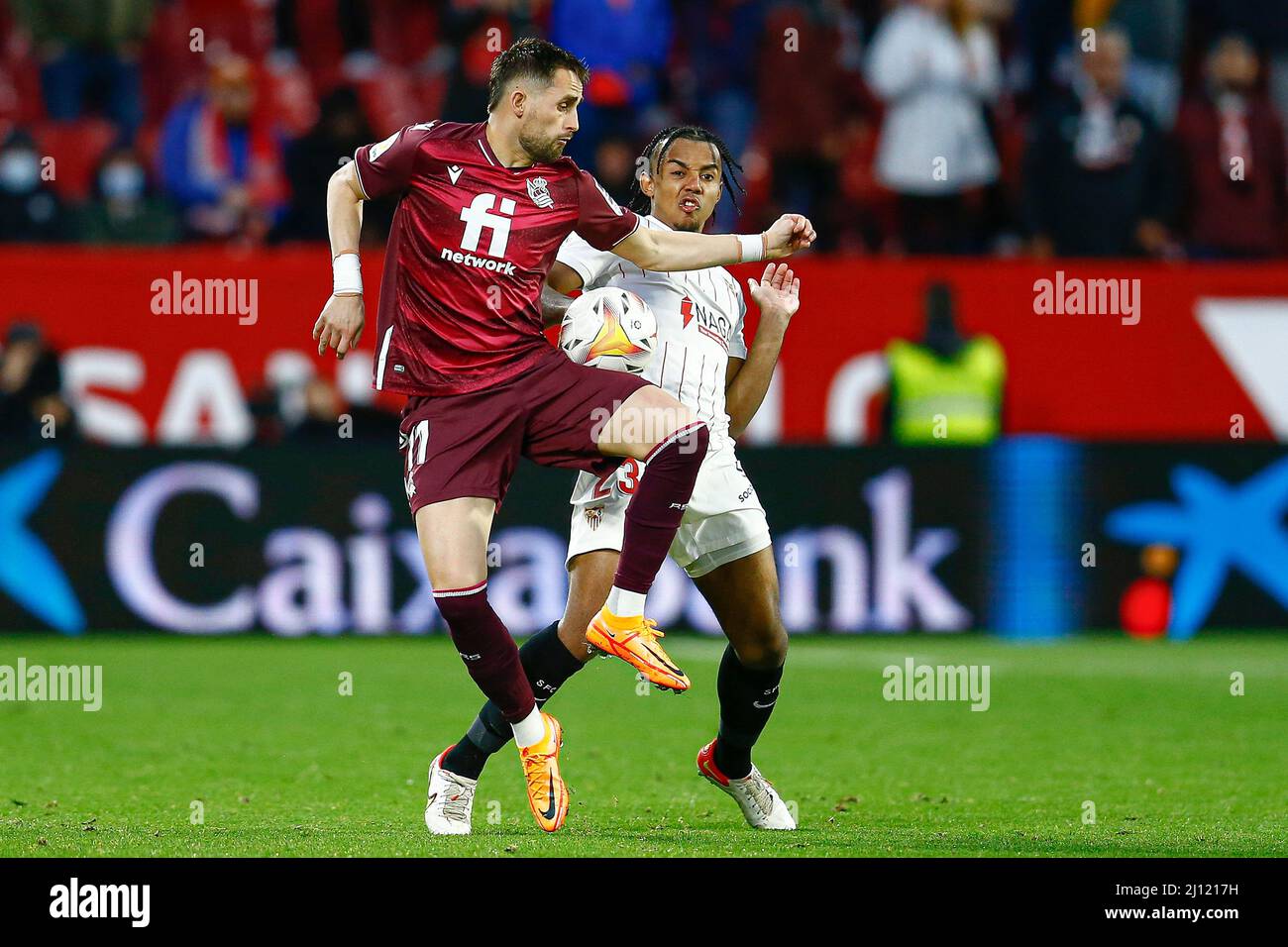 Jules Kounde del Sevilla FC e Adnan Januzaj del Real Sociedad durante la partita la Liga tra Sevilla FC e Real Sociedad disputata allo stadio Sanchez Pizjuan il 20 marzo 2022 a Sevilla, Spagna. (Foto di Antonio Pozo / PRESSINPHOTO) Foto Stock