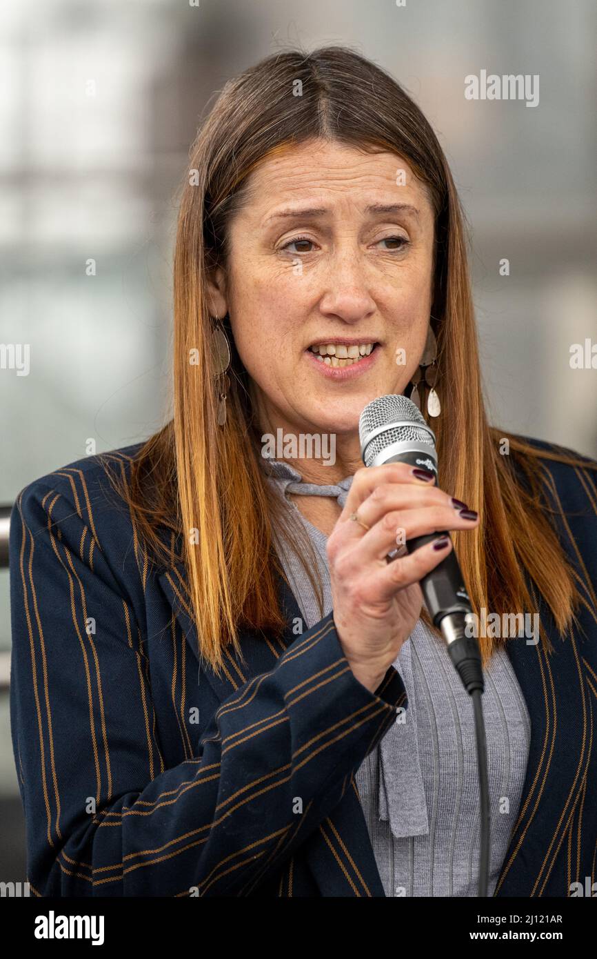 Jane Dodds MS parla durante una manifestazione contro l'estrazione del carbone al di fuori del Senedd a Cardiff Bay, Galles, Regno Unito. Foto Stock