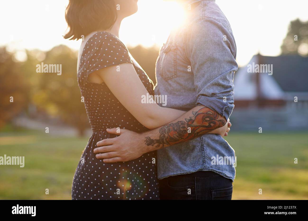 Indossa il tuo cuore sulla manica. Scatto corto di una giovane coppia affettuosa all'aperto. Foto Stock