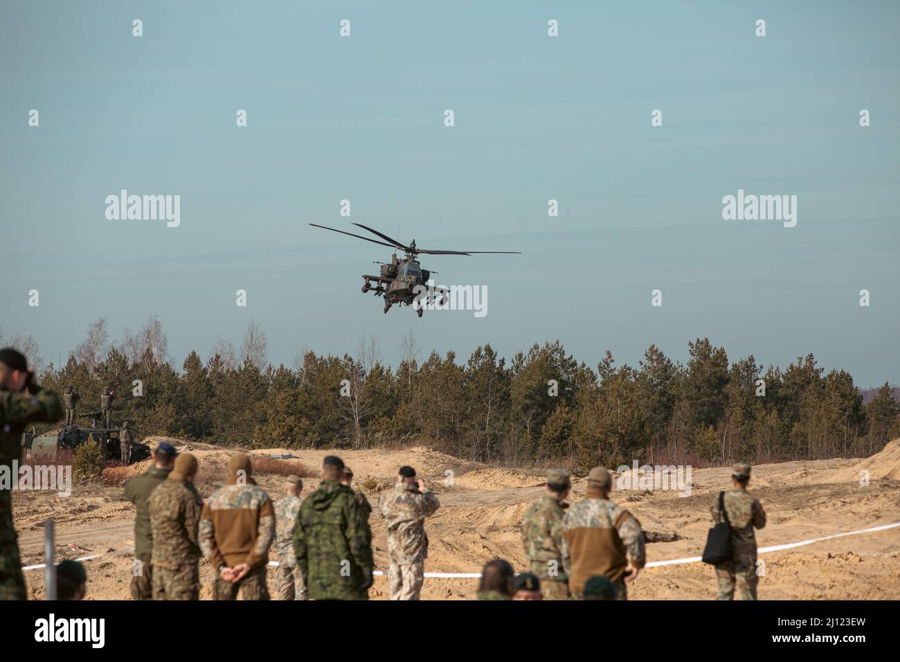 Un Boeing dell'esercito degli Stati Uniti AH-64D Apache Longbow da 1-3rd Battaglione di attacco, 12th manovre di brigata dell'aviazione di combattimento durante una dimostrazione dal vivo del fuoco, durante Saber Strike 22 in Adaži Training Area, Lettonia, 11 marzo 2022. Saber Strike 22 è un esercizio guidato da USAREURAF, progettato per rafforzare l'interoperabilità multinazionale tra 13.000 persone in 13 paesi NATO per prepararli a scoraggiare l'aggressione avversaria e promuovere la sicurezza regionale. (STATI UNITI Esercito foto di SPC. Nicko Bryant Jr.) Foto Stock