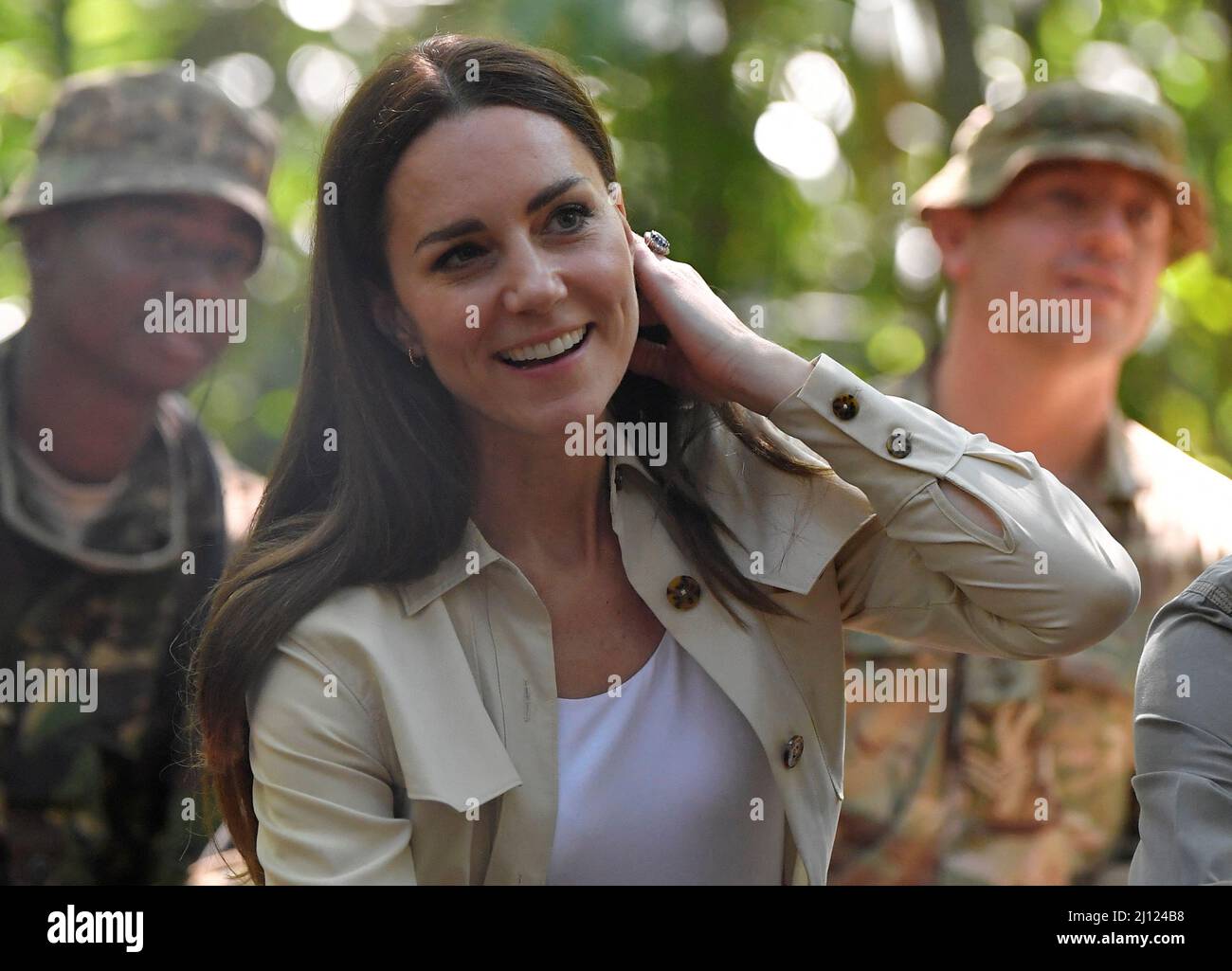 La Duchessa di Cambridge reagisce mentre lei e il Duca di Cambridge vedano una dimostrazione di incendio mentre incontrate personale militare dalla Gran Bretagna e dal Belize durante una visita alla British Army Training Support Unit (BATSUB) Jungle Training Area nella Foresta di Chiquibul in Belize, Che fornisce l'addestramento dell'ambiente tropicale alle truppe dal Regno Unito e dai soci internazionali, il giorno tre del loro giro dei Caraibi per conto della regina per segnare il suo giubileo di platino. Data foto: Lunedì 21 marzo 2022. Foto Stock