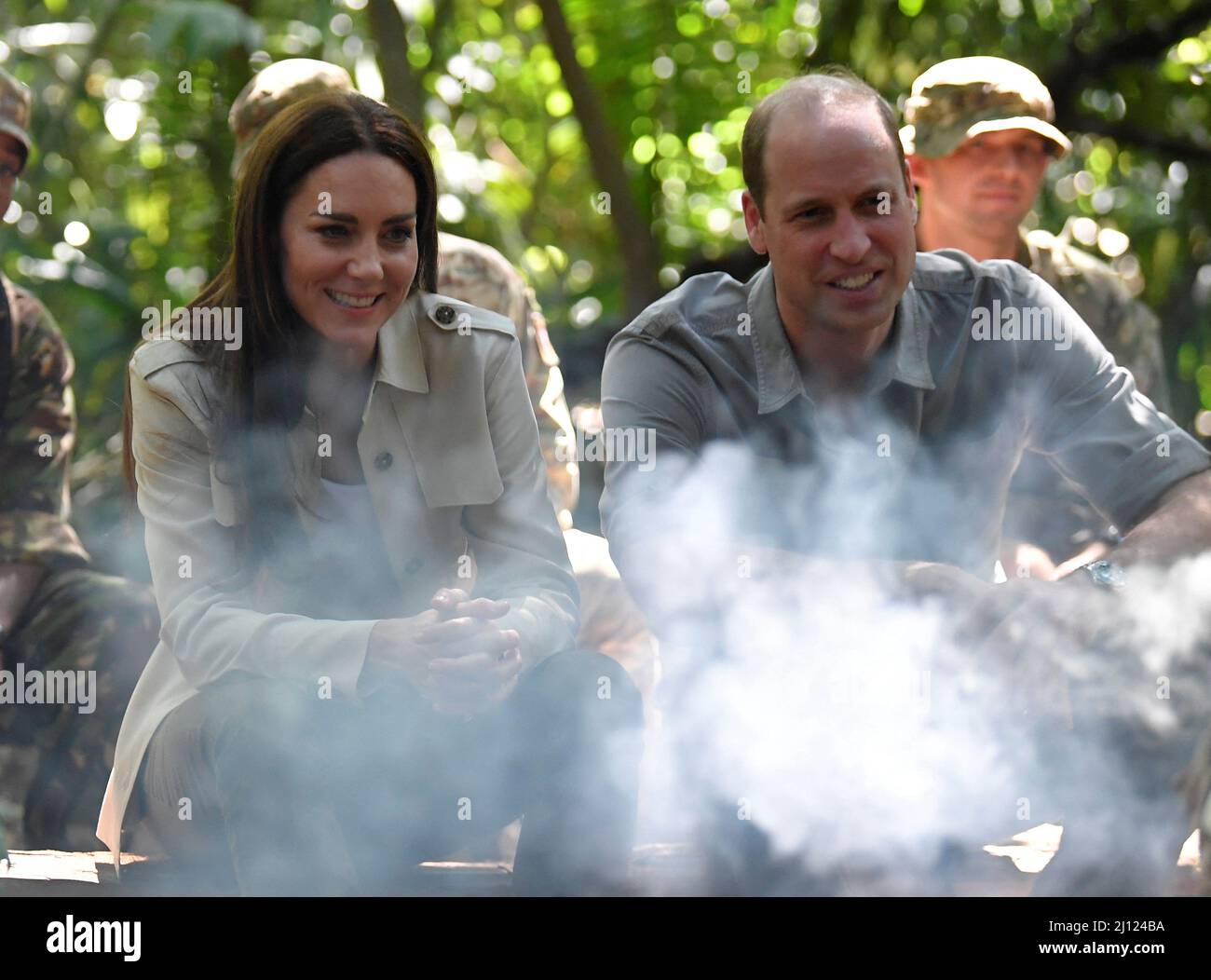 Il Duca e la Duchessa di Cambridge hanno visto una dimostrazione di incendio incontrando il personale militare britannico e del Belize durante una visita alla British Army Training Support Unit (BATSUB) Jungle Training Area nella Foresta di Chiquibul in Belize, Che fornisce l'addestramento dell'ambiente tropicale alle truppe dal Regno Unito e dai soci internazionali, il giorno tre del loro giro dei Caraibi per conto della regina per segnare il suo giubileo di platino. Data foto: Lunedì 21 marzo 2022. Foto Stock
