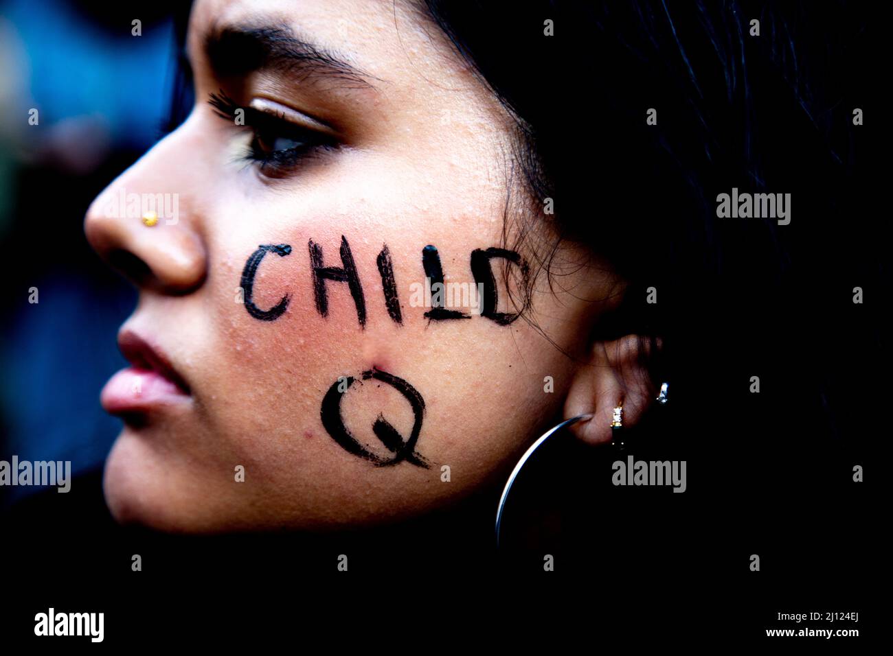 Una donna con Child Q scritto sul suo volto durante il rally. I manifestanti ascoltano i relatori del nord di Londra a sostegno di una scuola nera di 15 anni Foto Stock