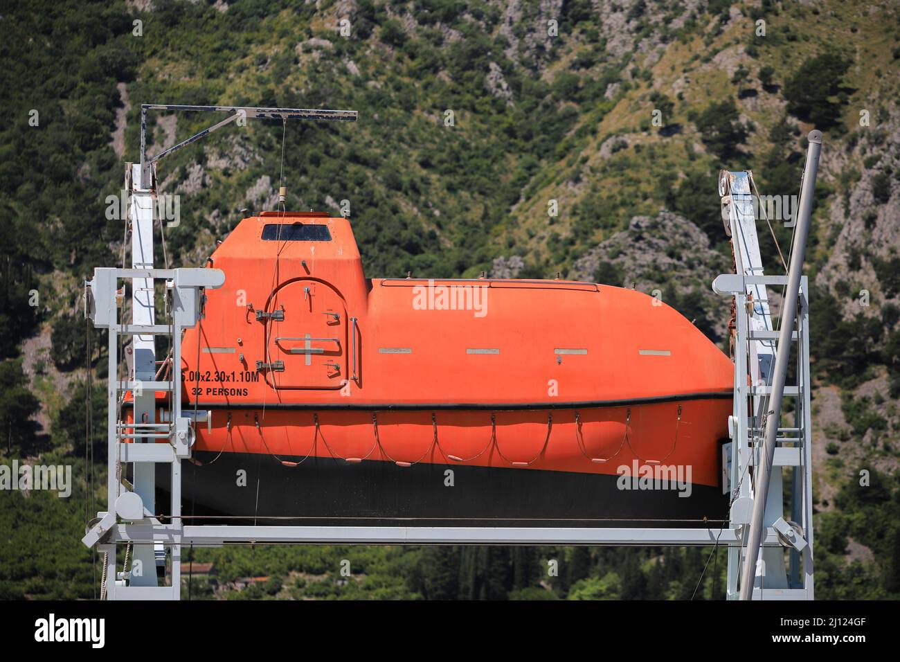 Scialuppa di salvataggio o barca di salvataggio nel cantiere navale del Montenegro Foto Stock