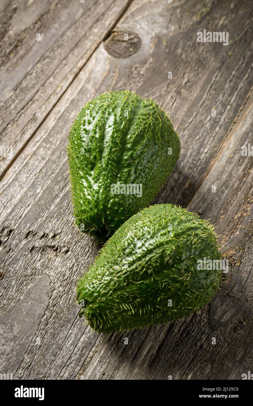 Prickly Chayote su sfondo di legno Foto Stock