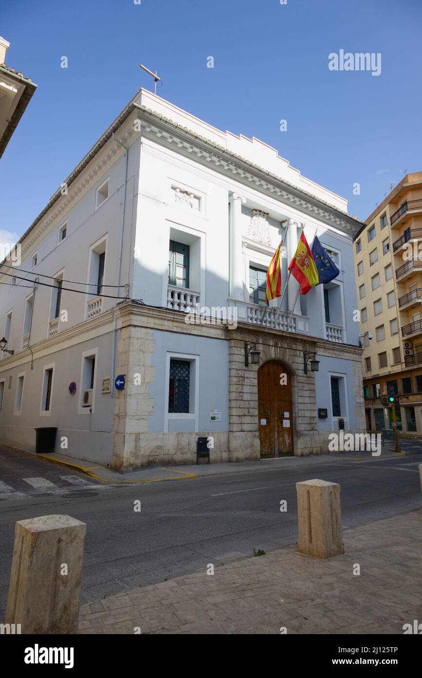 Immagine della facciata dell'edificio in stile neoclassico progettato dall'architetto Salvador escrich e che ospita il municipio di Carcaixent (Valenc Foto Stock