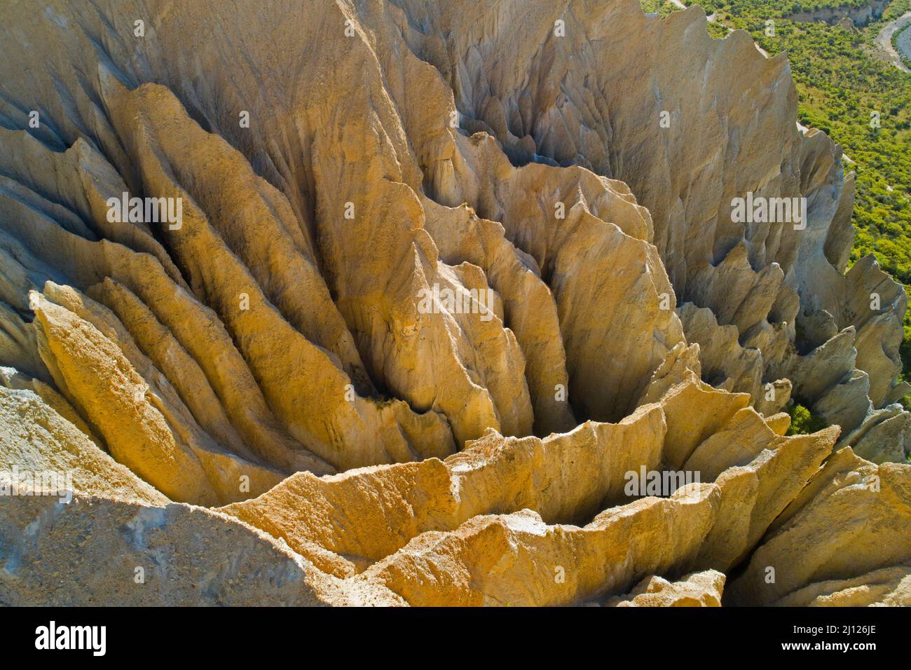 Clay Cliffs, vicino Omarama, Otago Nord, Isola del Sud, Nuova Zelanda - antenna drone Foto Stock