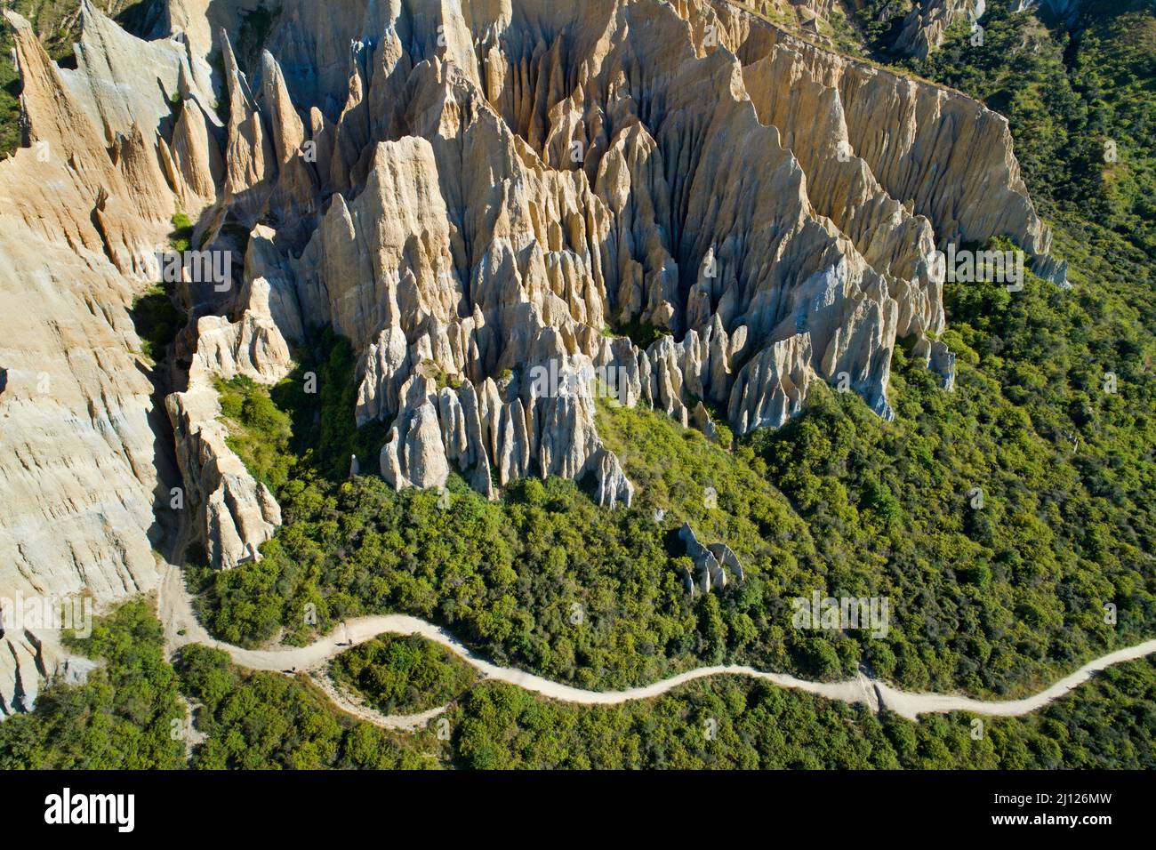 Clay Cliffs, vicino Omarama, Otago Nord, Isola del Sud, Nuova Zelanda - antenna drone Foto Stock