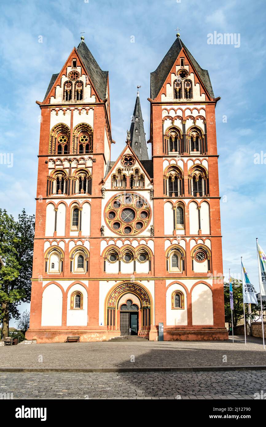 La Cattedrale di Limburgo, chiamata anche Georgsdom dopo il suo patrono san Giorgio, è stata la chiesa cattedrale della diocesi di Limburgo dal 1827 e Tow Foto Stock