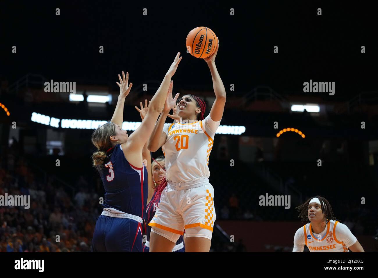21 marzo 2022: Tamari Key #20 del Tennessee Lady VOLs spara la palla su Madison Bartley #3 del Belmont Bruins durante una seconda partita del torneo di pallacanestro femminile NCAA 2022 tra la University of Tennessee Lady VOLs e il Belmont University Bruins alla Thompson Boling Arena di Knoxville TN Tim Gangloff/CSM/Sipa USA(immagine di credito: Foto Stock