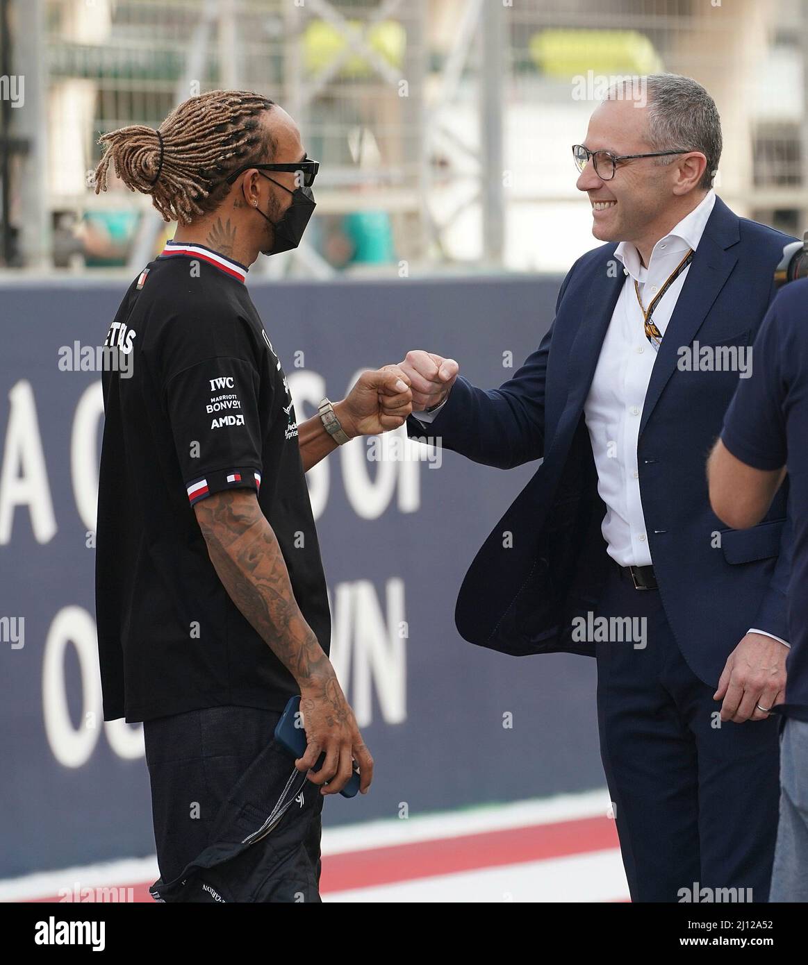 20 marzo 2022, Bahrain International Circuit, Sakhir, Formula 1 Gulf Air Bahrain Grand Prix 2022, nella foto Lewis Hamilton (GBR), Mercedes-AMG Petronas Formula uno Team, Formula 1 boss Stefano Domenicali. Foto Stock