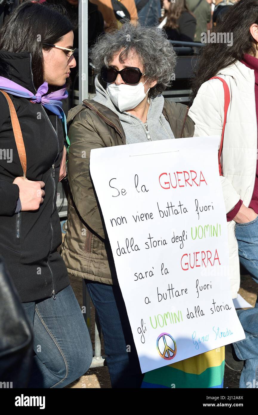 Roma, Italia. 21st Mar 2022. Le persone che indossano i cartelli partecipano a una manifestazione che chiede la pace tra Ucraina e Russia, a Roma, (Italia) Marzo 20th 2022 Credit: dpa/Alamy Live News Foto Stock