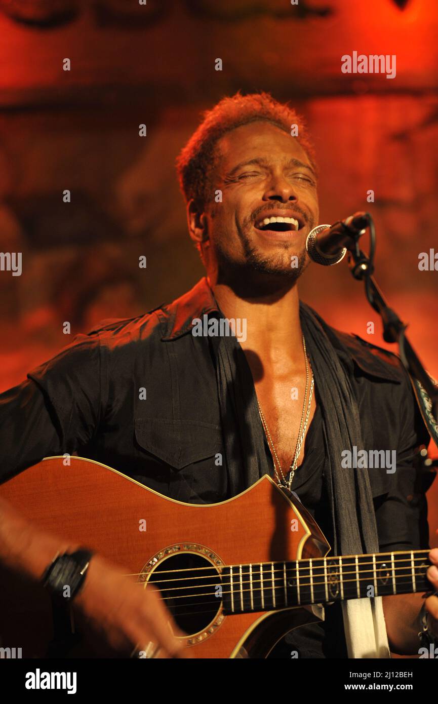 Il cantante di attore Gary Dourdan suona sul palco Foto Stock