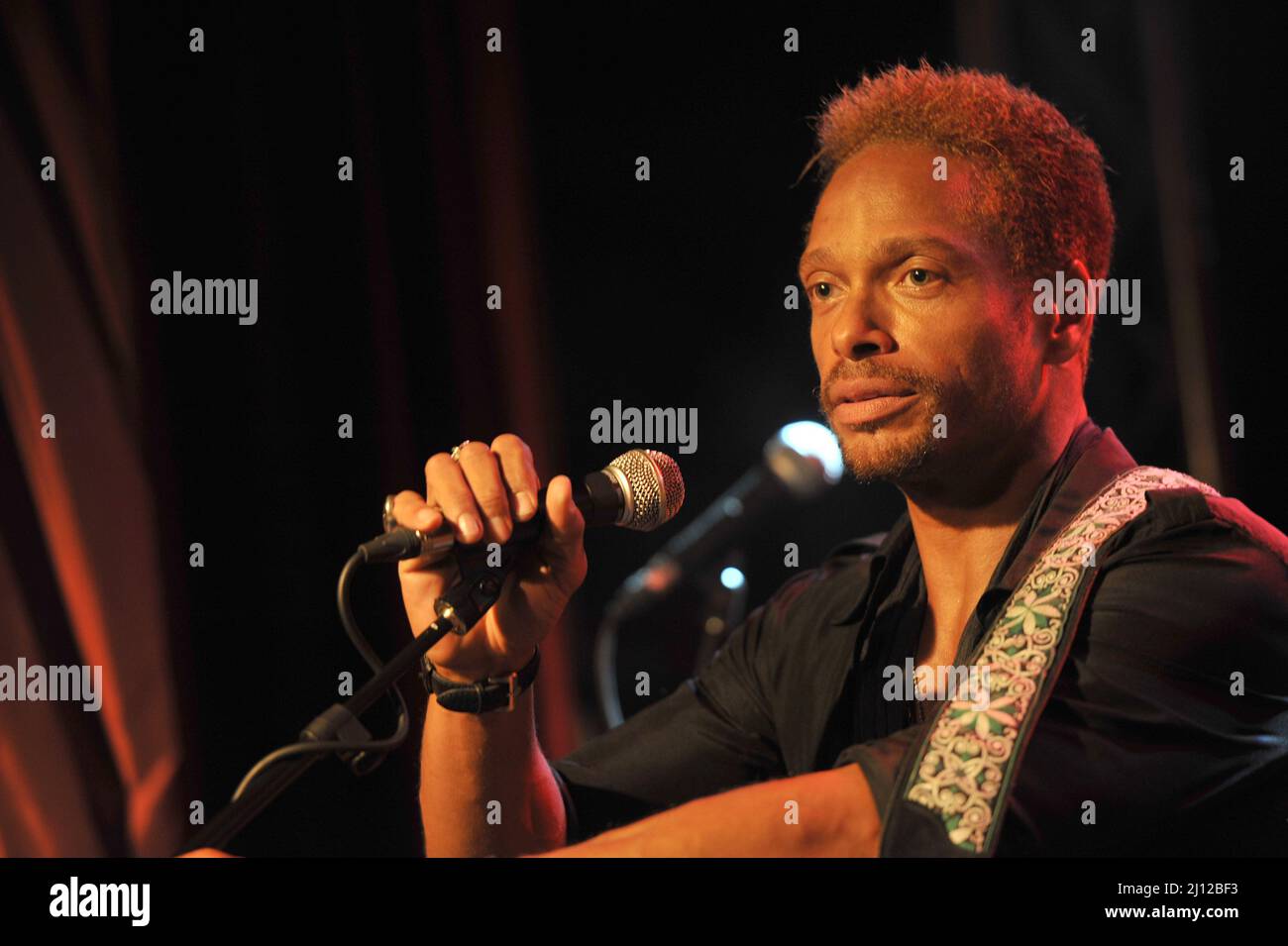 Il cantante di attore Gary Dourdan suona sul palco Foto Stock