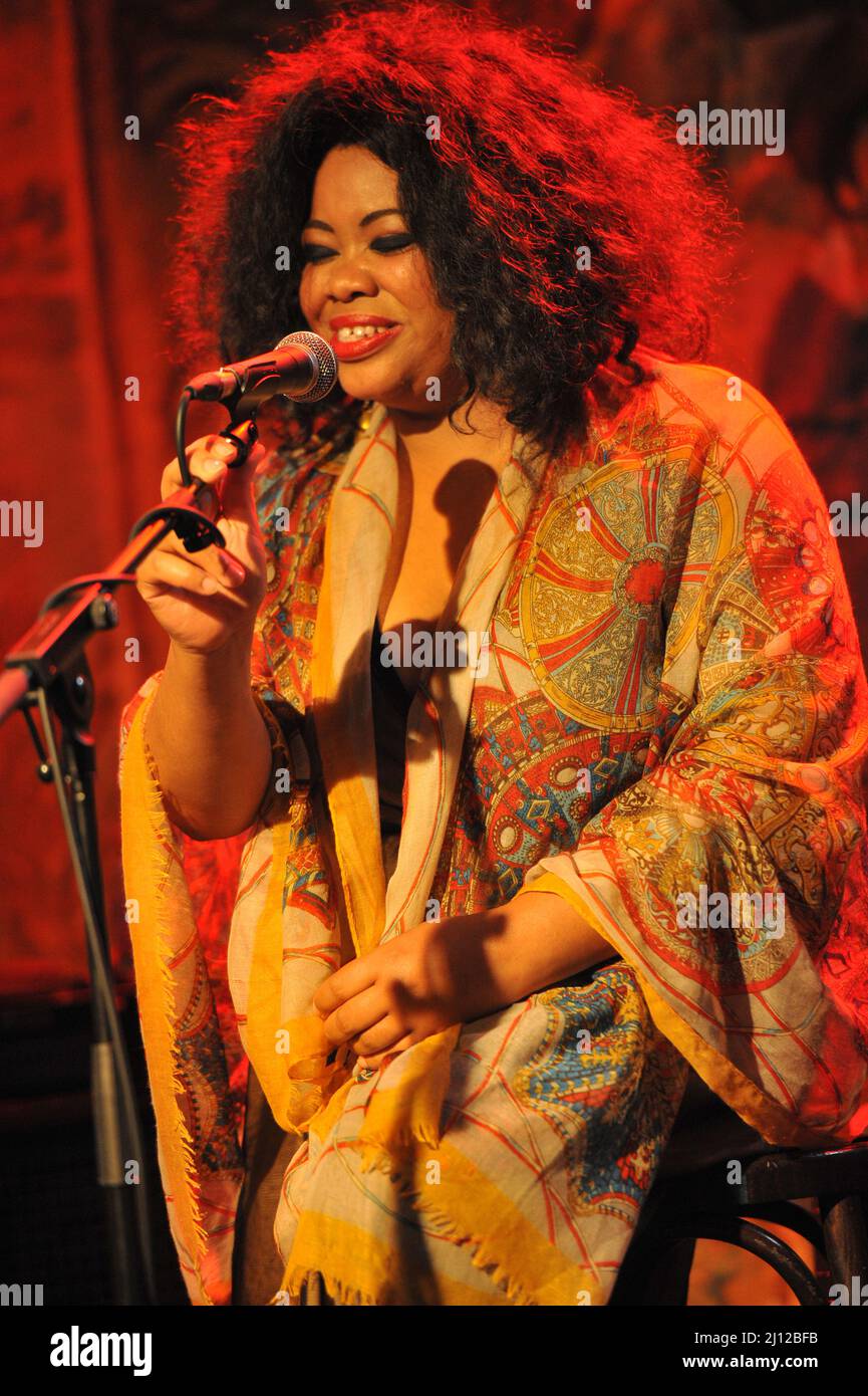 Il cantante di attore Gary Dourdan suona sul palco Foto Stock