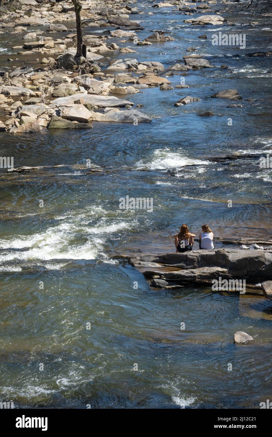 Due giovani donne che apprezzano la bellezza panoramica di Sope Creek, affluente del fiume Chattahoochee, lungo le rovine di Sope Creek Mill vicino ad Atlanta, Georgia. Foto Stock