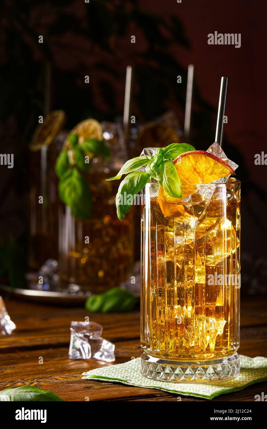 Bicchiere di lungo isola ghiaccio tè cocktail decorato con menta. Cuba Libre tasto basso Foto Stock