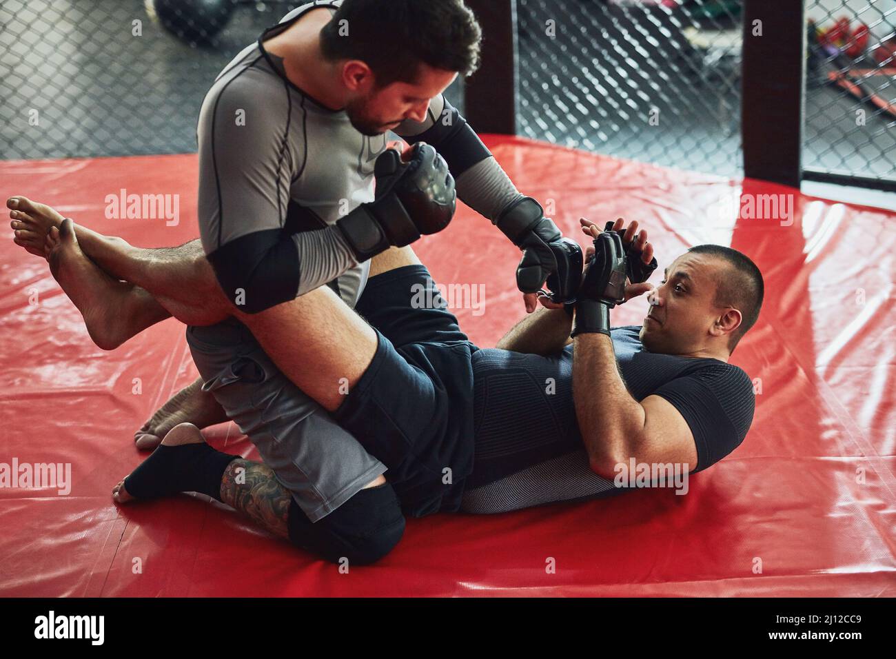 HES giù ma non fuori. Spara a tutta lunghezza di due combattenti professionisti che sparano in palestra. Foto Stock