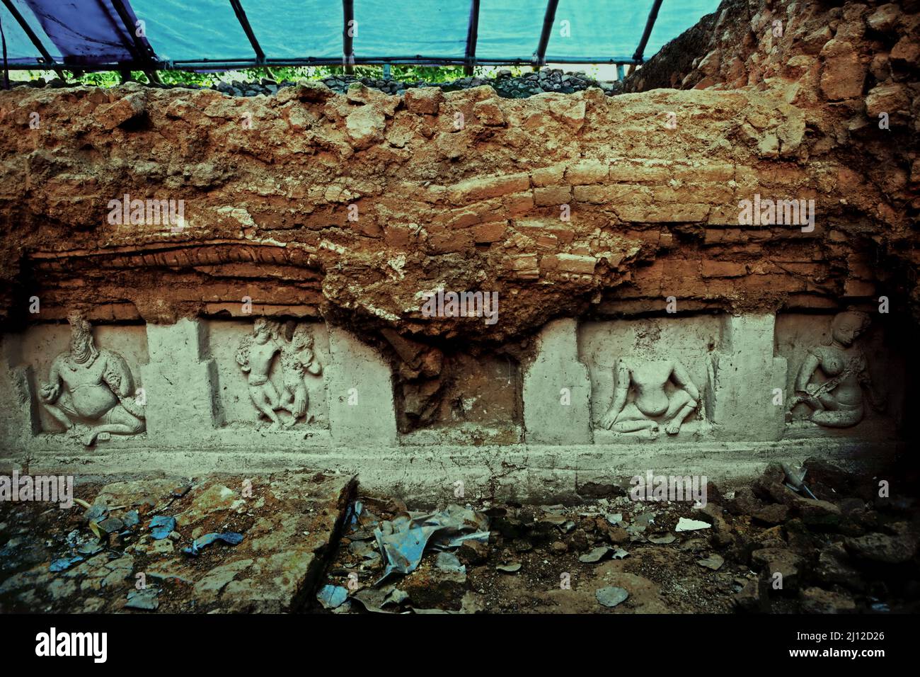 Stucco sulle mura dell'antico monastero di Moghalmari nel distretto di Paschim Medinipur, Bengala Occidentale, India. Memorie dei secoli 4th e 7h scritte dal pellegrino buddista cinese, fa Hien e Hiuen Tsang (Xuansang) avevano menzionato l'esistenza di fiorenti monasteri a Tampalipta (ora Tamluk), un antico porto situato nella stessa zona di Moghalmari. Il porto di Tamralipta era la porta principale per i pellegrini buddisti legati a Nalanda provenienti dal mare da Kuang-tung (ora Guangzhou, Cina), una lunga vela che avrebbe bisogno di un transito nei porti dell'impero Srivijaya lungo l'attuale stretto di Malacca. Foto Stock