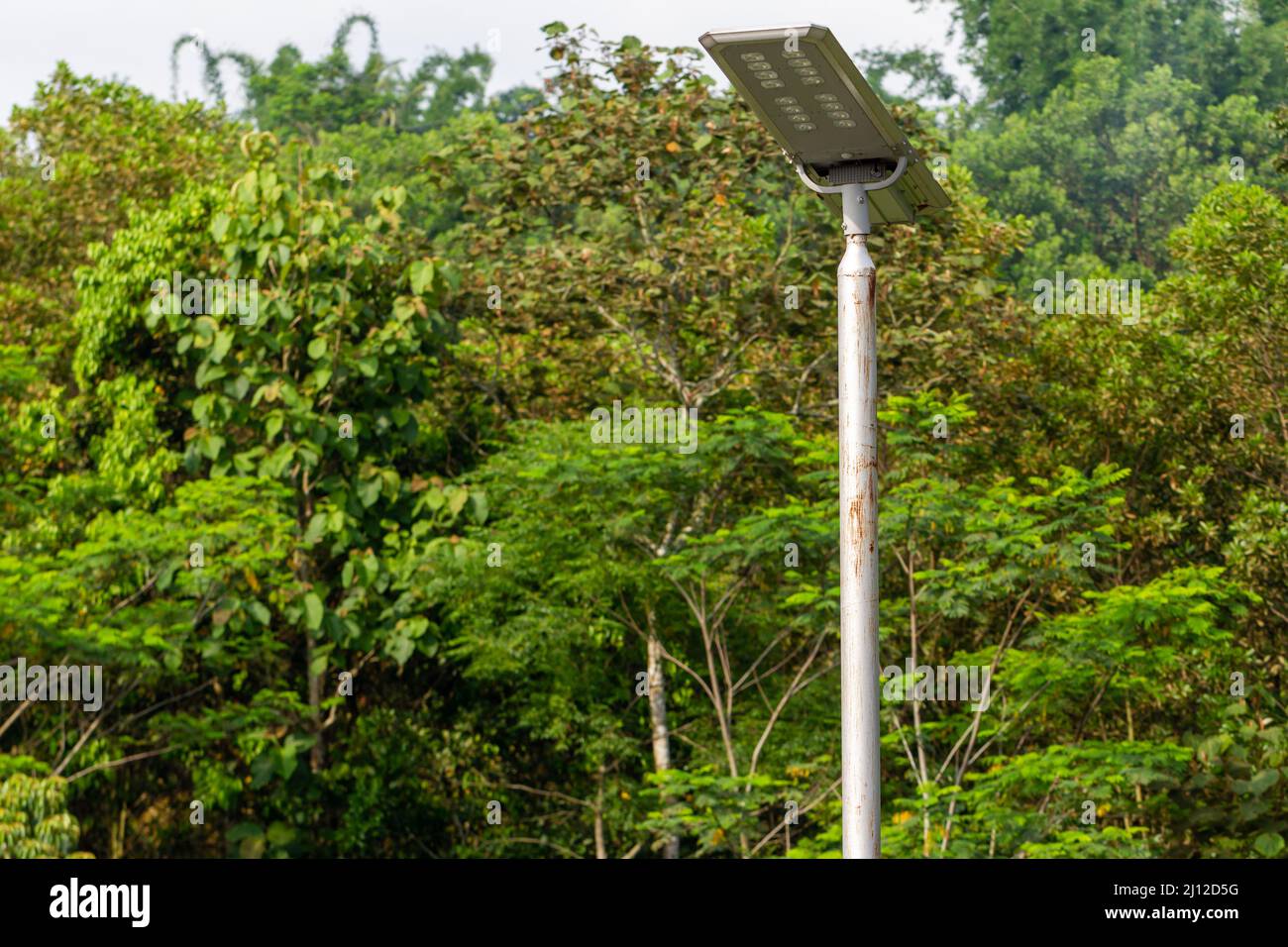 L'uso di pannelli solari per soddisfare le esigenze di energia elettrica in aree tropicali che hanno abbondante luce solare, conservazione delle risorse naturali Foto Stock