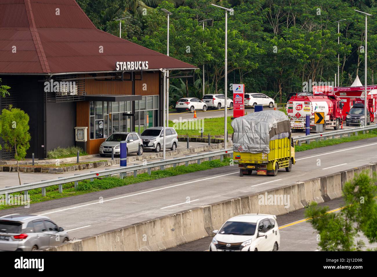 Il caffè Starbucks nella zona di resto di una strada a pedaggio a Semarang sembra affollato durante la pandemia del covid-19. Il divieto di viaggio non scoraggia le persone contro Foto Stock