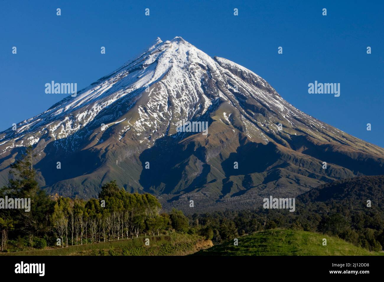 Il monte Taranaki o il monte Egmont è un vulcano dormiente nella regione di Taranaki, sulla costa occidentale dell'Isola del Nord della Nuova Zelanda. Foto Stock