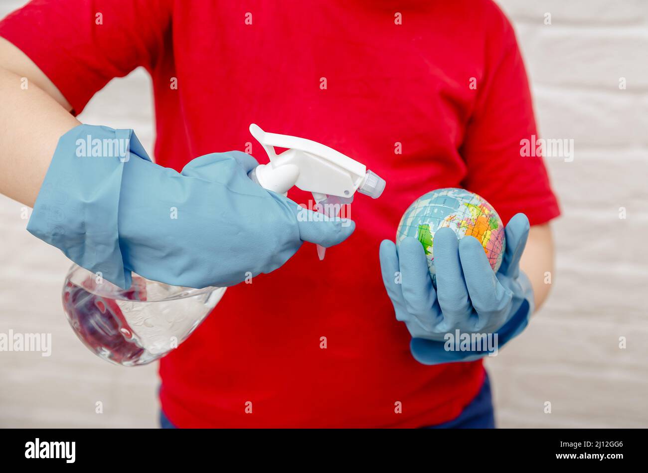 Il mondo in mano. Sfera blu a globo in mano umana su sfondo bianco . Foto Stock