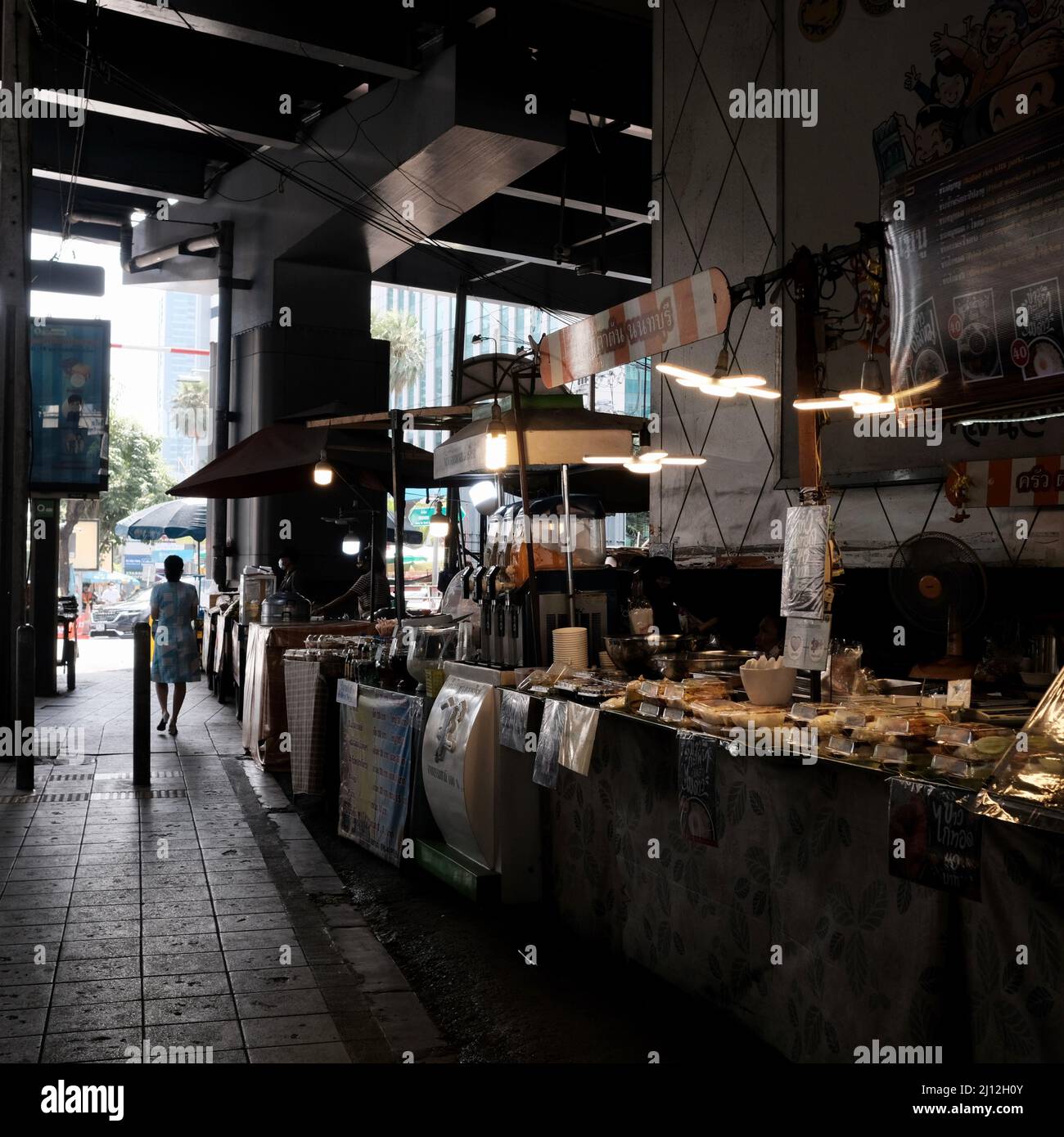 Street Food Court Serm-mit Tower Ground Floor Sukhumvit 21 aka Asoke soi 1 North Klongtoey sud-distretto Watthanna Bangkok Thailandia Foto Stock