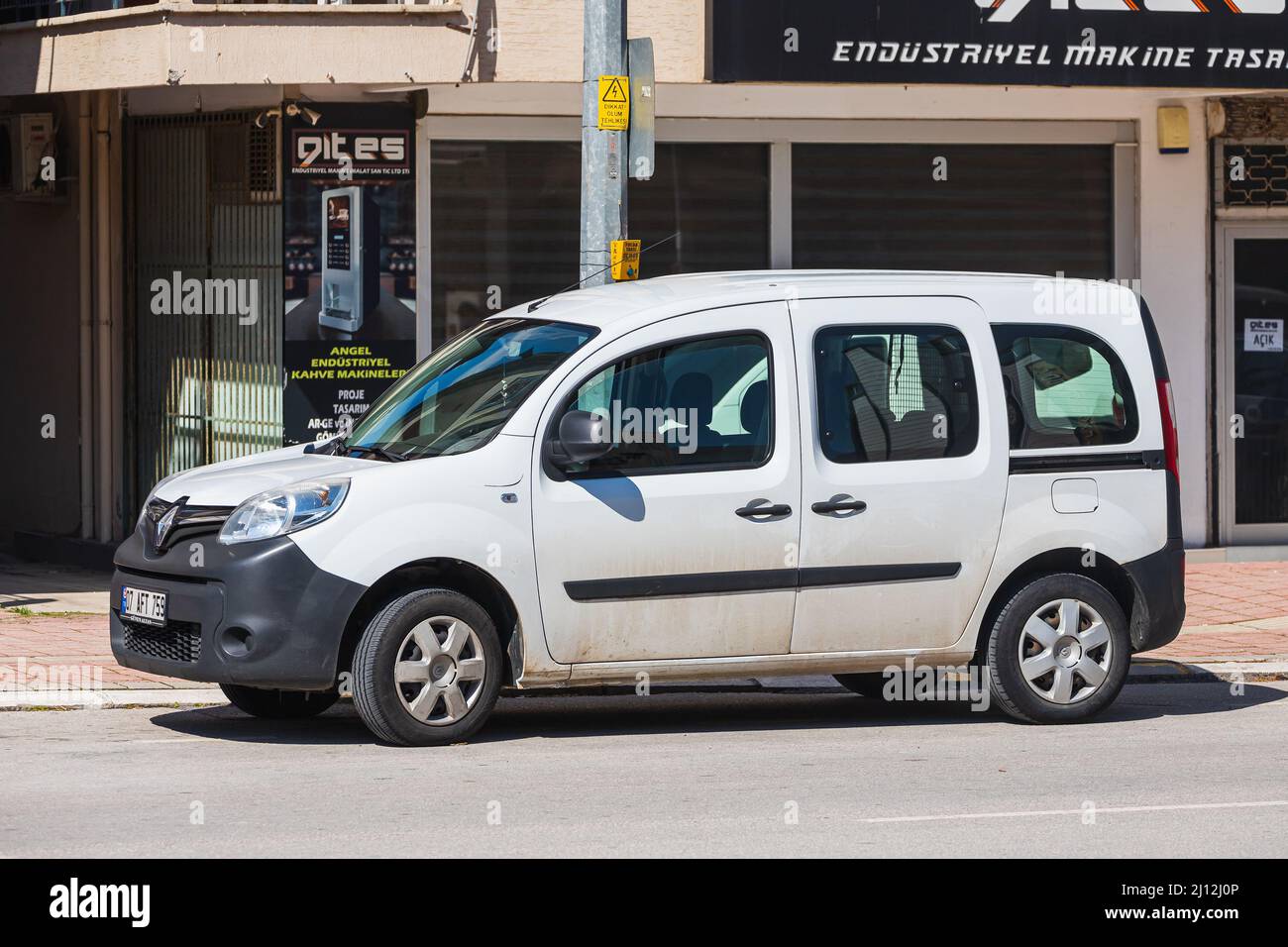 Antalya; Turchia – Marzo 04 2022: Bianco Renault Kangoo sta parcheggiando in strada in una giornata estiva sullo sfondo di un edificio, negozio Foto Stock