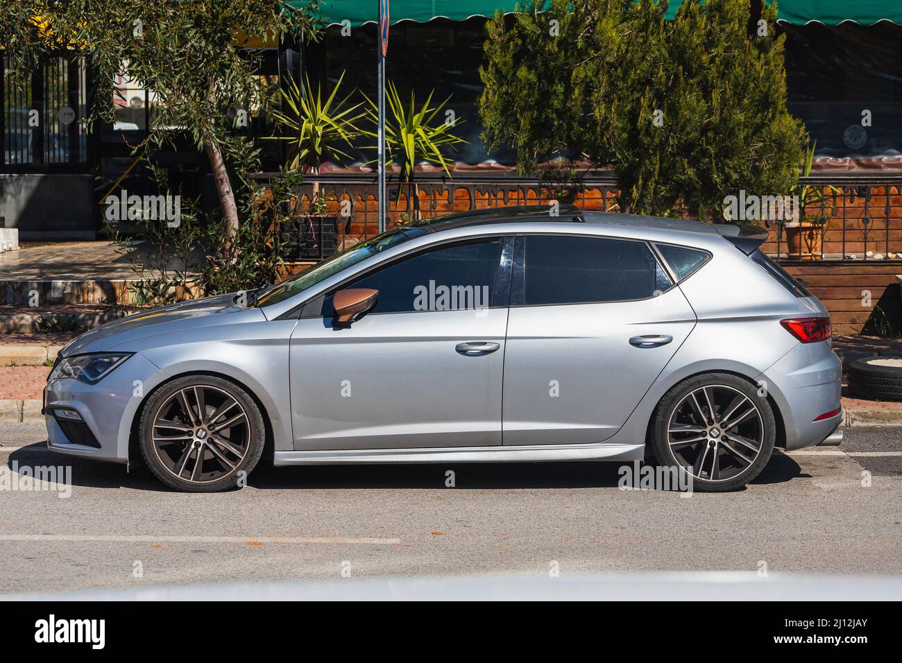 Antalya; Turchia – 04 2022 marzo: Silver Seat Leon è parcheggiata in strada in una calda giornata estiva Foto Stock