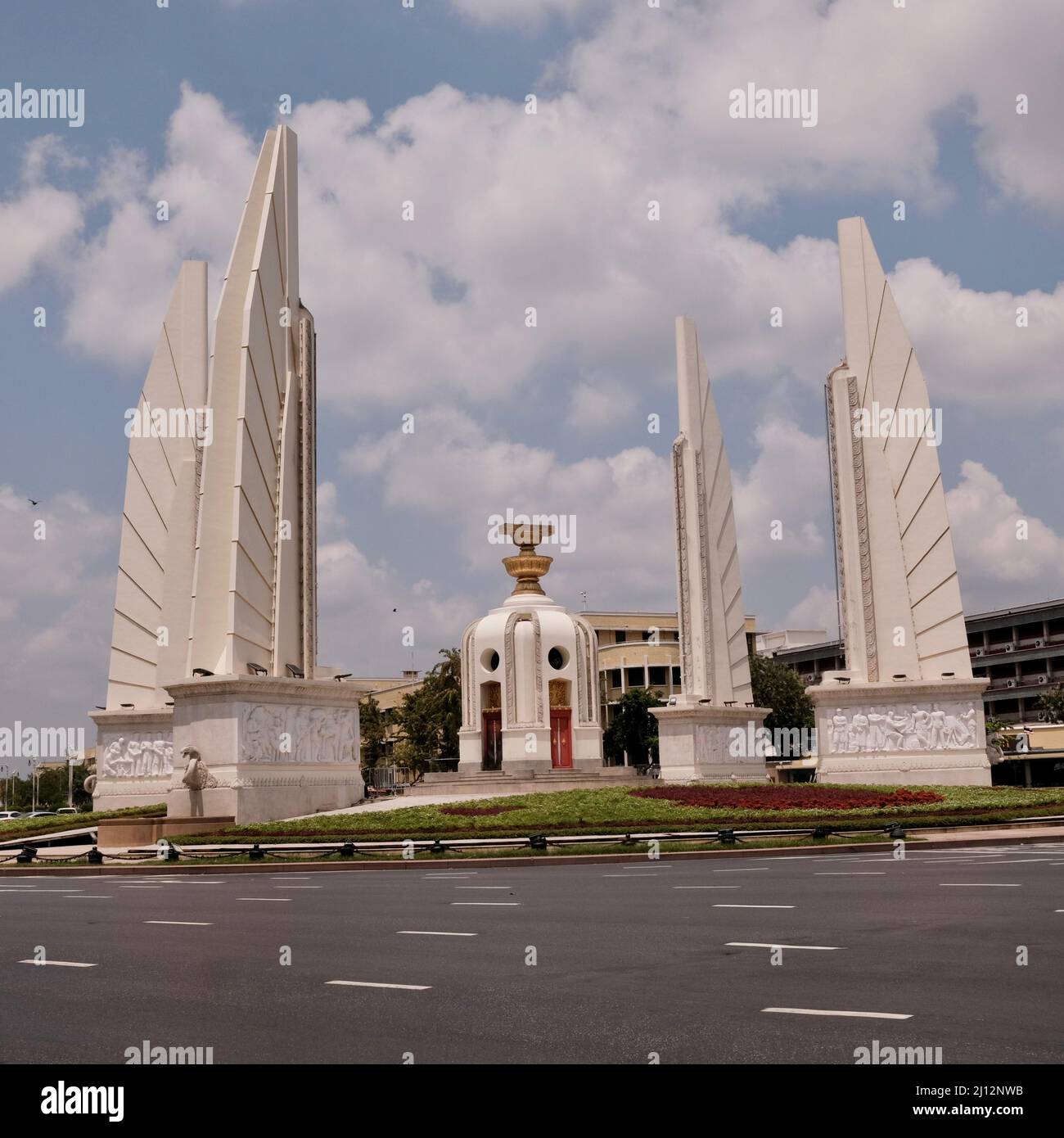 The Democracy Monument Khaosan Road Area Ratchadamnoen Avenue intersezione di Dino Road Bangkok Thailandia Foto Stock