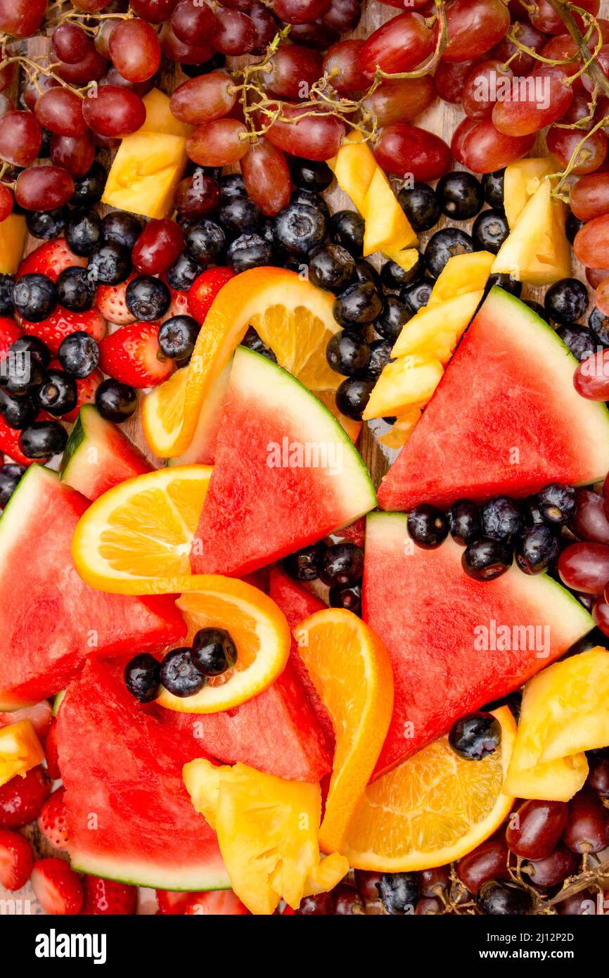 Assortimento di frutta fresca al mercato. Mercato della frutta con vari  colorata frutta fresca e verdura. Concetto di eco organici e naturali di  alimenti freschi Foto stock - Alamy