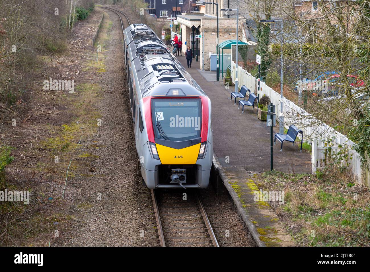 Abellio Greater Anglia treno classe 745 alla stazione ferroviaria piattaforma Wickham Market, Campsea Ashe, Suffolk, Inghilterra, Regno Unito Foto Stock