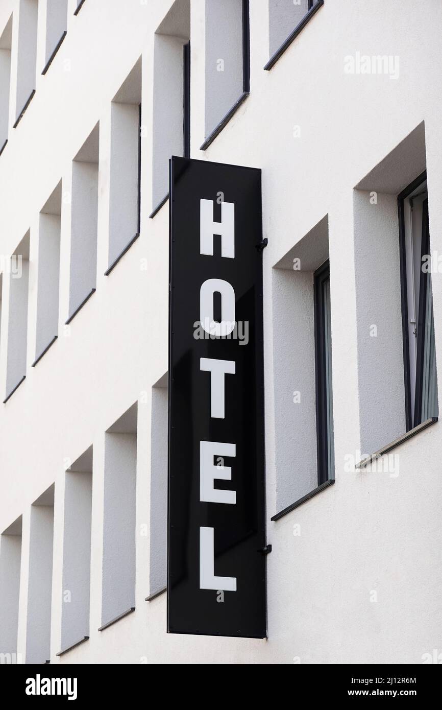 cartello verticale dell'hotel sulla facciata generica e moderna dell'hotel cittadino Foto Stock